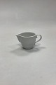 Royal 
Copenhagen Hvid 
Magnolia 
Flødekande No. 
392. Måler 5,5 
cm / 2.17 in.