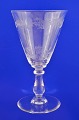 Vinglas med 
guillochere 
dekoration på 
kumme. Højde 18 
cm.  Diameter 
10 cm. Fin og 
hel stand. fra 
...