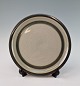 Tallerken fra 
stellet Tema. 
No 325
Design Jens 
Harald 
Quistgaard
Producent Bing 
& ...