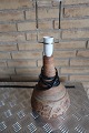 Retro bordlampe, keramik med smuk dekoration 
Mærke: Ukendt
H: 34cm u/skærmholder
Prisen er inkl. skærmholder