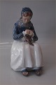 Kgl. figur fra 
Royal 
Copenhagen 1317 
Stor siddende 
Amager pige 25 
cm    I hel og 
fin stand ...