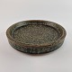 Keramik fad. 
Palshus Denmark 
i grøn-brune 
nuancer
APLS 418
Højde 3 cm
Diameter 17,5 
cm