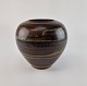 Saxbo 
keramikvase.
Brune nuancer, 
glaseret.
Stempel krone. 
16V.
Højde 16 cm 
Diameter 18 cm