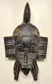 Afrikansk 
maske, midten 
af 1900-tallet. 
Udskåret træ. 
H.: 34 cm. 
Proveniens: 
Globetrotter, 
...