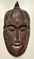 Afrikansk 
maske, midten 
af 1900-tallet. 
Bemalet træ. 
H.: 25,5 cm. 
Proveniens: 
Globetrotter, 
...