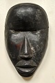 Afrikansk 
maske, midten 
af 1900-tallet. 
Udskåret hårdt 
træ. H.: 21 
cm. 
Proveniens: 
...