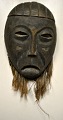 Afrikansk 
maske, midten 
af 1900-tallet. 
Udskåret træ 
medjute. H.: 40 
cm. 
Proveniens: 
...