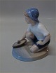 Kgl. figur fra 
Royal 
Copenhagen 
Dreng med skib 
14 x 12 cm. 
Design Peter 
Herold 1917 I 
hel og fin ...