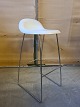 Gubi barstol i 
metal og plast, 
fra 2010erne.
Den har 
brugsspor.
Ryghøjde 88cm 
Sædehøjde 76cm
