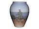 Royal 
Copenhagen 
mindre vase med 
landskab.
Af 
fabriksmærket 
ses det, at 
denne er 
produceret i 
...