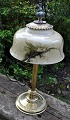 Dansk bordlampe 
i messing, ca. 
1920. Stamme og 
fod med 
dekorationer. 
Skærm i bemalet 
glas. ...