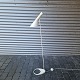 Gulvlampe med 
hvid ledning. 
Model AJ
Design Arne 
Jakobsen
Producent 
Louis Poulsen
Der er ...