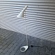 Gulvlampe i hvid, med sort ledning. Model AJ Design Arne JakobsenProducent Louis Poulsen ...