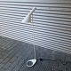 Gulvlampe i 
hvid, med sort 
ledning. Model 
AJ 
Design Arne 
Jakobsen
Producent 
Louis Poulsen 
...