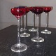 Seks 
snapseglas, fem 
røde og ét 
blåt, på høj 
stilk, sælges 
samlet
 Alle i god 
stand. H. 13 
cm.
