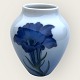 Bing & Grøndahl, Vase #5012, Petunia, 9cm høj, 8cm bred, 1.sortering *Pæn stand*