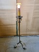 Smedejerns 
standerlampe, 
fra 1930erne.
Den har 
brugsspor.
Højde 137cm