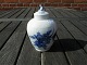 Blå Blomst 
svejfet Royal 
Copenhagen 
porcelæn 
thestel. 
Kongelig 
porcelæn.
Tedåse med låg 
nr. ...
