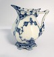 Royal 
Copenhagen. 
Musselmalet, 
helblonde. 
Flødekande. 
Model 1031. (1 
sortering). 
Højde 8,5 cm.