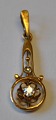 14 carat 
pendant with 
two brilliants, 
19th/20th 
century.
