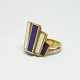 Julia Plana; 
Ring i 18 kt. 
guld, prydet 
med tre hvide 
koraller og tre 
Lapis Lazuli. 
Ring str. ...