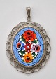 Millefiori 
mikro mosaik 
vedhæng. 20. 
årh. Italien. 
Med 
metalmontering. 
L: 6 cm inkl. 
øsken.