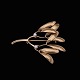 Gertrud Engel 
for Anton 
Michelsen. 
Broche i 14k 
guld med 
perler.
Tegnet af 
Gertrud Engel 
og ...