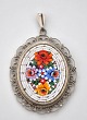 Millefiori 
mikro mosaik 
vedhæng. 20. 
årh. Italien. 
Med 
metalmontering. 
L: 6 cm inkl. 
øsken.