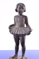 Figur af 
bruneret metal, 
balletpige, 
højde 22 cm. 
501. Signertet 
V Bahner. 
Stemplet Antika 
501 ...