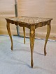 Malet 
pyntebord, fra 
1980erne.
Det har 
brugsspor.
Højde 58cm 
Bredde 36cm 
Længde 57cm