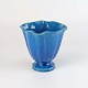 Vase på fod af 
blå meleret 
keramik
Producent 
Kähler
Højde 11 cm 
Bredde 11 cm 
Længde 11 cm