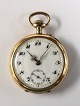 Dame guld 
lommeur (585). 
Diameter 34 mm. 
Urværk virker. 
Der er en 
hårevne i 
urskiven.