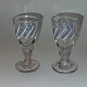 Par antikke snapseglas med emaljedekoration. Formodes fremstillet i Tyskland i anden halvdel af ...