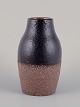 Mari Simmulson 
for Upsala 
Ekeby, Sverige. 
Onyx 
keramikvase med 
glasur i sorte 
toner. Nederste 
...