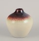 Vicke 
Lindstrand for 
Ekeby. 
”Marianne” 
keramikvase. 
Brun og 
cremefarvet 
glasur.  
Model ...