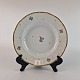 Dyb tallerken 
fra stellet 
Roselil. No 22
Design 
Heinrich Hansen
Producent Bing 
& ...