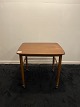 Lampebord fra 
1960´erne i 
teak og på 
hjul. Fremstår 
pænt og 
velholdt uden 
nævneværdige 
...