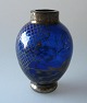 Venetiansk 
glasvase, 20. 
årh. Koboltblåt 
glas med 
sølvdekoration 
i form af 
dekorationer 
fra ...