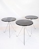 Sofabords sæt bestående af 3 små runde borde med krom ben med folde mekanisme og sort overflade ...
