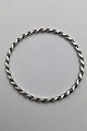 Randers 
Sølvvarefabrik 
Sterling Sølv 
Snoet Armring 
Måler Diam 
Indv. 6.7 cm 
(2.63 inch) 
Vægt 14.7 ...