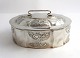 Axel 
Salomonsen. 
Ax.S. Sterling 
bonbonniere 
(925).  
Rosenborg. 
Længde 13,5 cm. 
Bredde 9 cm. 
...