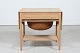 Hans J. Wegner 
(1914-2007) 
Sybord model 
AT 33 af 
sæbebehandlet 
massiv
egetræ 
m/skuffe og ...