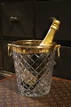 Lækker 
champagne / vin 
køler fra 
70érne i 
kraftigt 
krystalglas med 
fint klassiske 
slebet mønster 
...