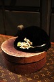 Fantastisk fin 
, gammel 
dukkehat i stof 
i fin kvalitet 
med tilhørende 
hatteæske. Hat 
H: 7cm. ...