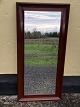Ældre 
facetslebet 
spejl i mørkt 
lakeret 
træramme. Lidt 
patina på glas 
og ramme. Mål: 
90x43 cm