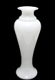 Holmegaard Glasværk, Korinth mellemstor slank vase i opalhvid med klart krystal overfang. ...