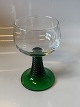 Rømer 
Rødvinsglas med 
grøn fod
Højde 13,7 cm 
Pæn og 
velholdt stand