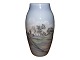 Større Bing & 
Grøndahl vase 
med hvid, dansk 
kirke. Vasen er 
dekoreret hele 
vejen ...