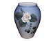 Lille Royal 
Copenhagen vase 
med brombær.
Af 
fabriksmærket 
ses det, at 
denne er 
produceret i 
...