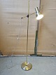 Standerlampe i 
metal, fra 
1990erne.
Den har 
brugsspor.
Højde 137cm 
Diameter på fod 
24cm